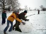 die mädels bauen einen grooooßen schneemann